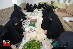 تهیه و توزیع بسته&zwnj;های افطاری ساده به همت همسران پاسداران و شهدای همدان +تصاویر