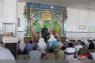 مقام معظم رهبری با دید &zwnj;وسیع عرصه را به خوبی می&zwnj;بیند و در این میان ما نیز باید با بصیرت مسائل را تحلیل کنیم
