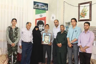 مسئولین بسیج دانش آموزی حوزه ایمان شاهرود با خانواده شهید دانش آموز جواد اعظمی دیدار کردند