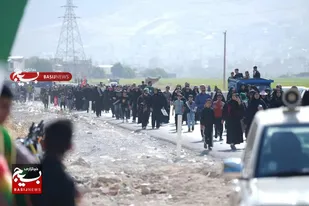 لرستان هم&zwnj;قدم با زائران کربلا؛ پیاده&zwnj;روی باشکوه جاماندگان اربعین در خرم&zwnj;آباد+عکس