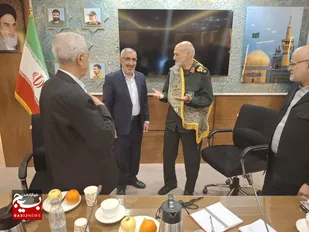 اهدای شال پهلوانی به فرمانده سپاه امام رضا(ع) در هفته فرهنگ پهلوانی