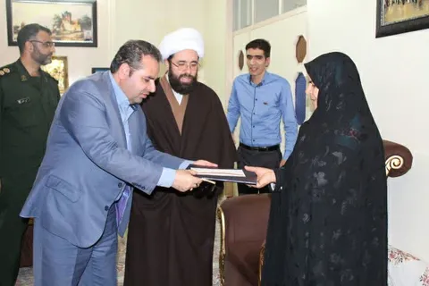دیدار مسئولان شهرستان فراهان با خانواده شهید شعبانعلی امیرآبادی