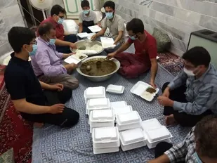 طبخ و توزیع ۳۰۰ پرس غذای گرم توسط بیسجیان پایگاه صاحب الزمان (عج) میبد