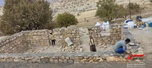 پایان دیوارکشی منازل زلزله زده اندیکا توسط گروه جهادی آغاجاری