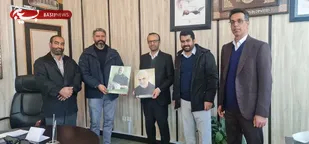 اهدا تمثال شهید سلیمانی به مسئولین شهرستان شاهرود+ تصاویر