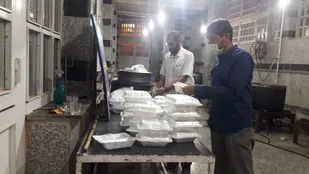 طبخ و توزیع ۱۵۰ پرس غذای گرم در روستای ابرسج شاهرود