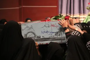 در فتنه&zwnj;خیز حادثه&zwnj;ها جان پناه ماست/بانگی که در گلوی تو پیچید، ای شهید