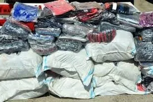 کشف انواع پوشاک خارجی قاچاق در بناب