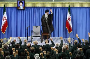 لزوم گسترش بی اعتمادی مطلق به امریکا/جمع&zwnj;آوری سازمانهای نظامی &laquo;حرف غلطی&raquo; است/ وظیفه سپاه؛ تأمین امنیت داخلی و خارجی