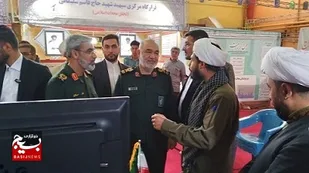 بازدید سرلشکر سلامی فرمانده کل سپاه از غرفه نمایشگاه قرارگاه تحول محله کوی ملت ۳۱ بندرعباس در نمایشگاه قرارگاههای برتر کشور