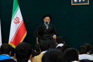 دیدار جمعی از دانش&zwnj;آموزان با نماینده ولی فقیه در خراسان جنوبی به مناسبت هفته بسیج دانش&zwnj;آموزی