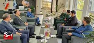 کار بایستی به دست جوانان سپرده شود