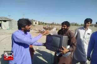توزیع لوازم خانگی و اسباب&zwnj;بازی در مناطق کم&zwnj;برخوردار شهرستان میرجاوه