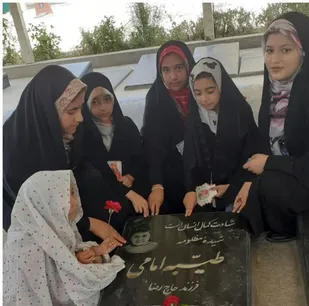 غبارروبی و عطرافشانی مزار شهیده طبیه امامی توسط بسیجیان شهر جلیل آباد