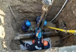 نصب شیرخط ۳۵۰ میلی متری خطوط انتقال آب در بزرگراه تندگویان