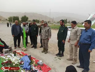 ادای احترام فرمانده تیپ ۴۸ فتح به مقام شهید نوید موسوی/ سردار حکمتیان: شهید موسوی با خدا معامله کرد +(تصاویر )