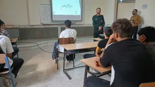 نشست روشنگری، گامی در مسیر بصیرت افزایی و آگاهی دانش آموزان