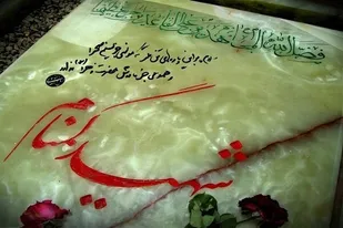 عطر افشانی مزارشهدای گمنام با حضور کارکنان و دانشجویان دانشگاه شهرستان ریگان