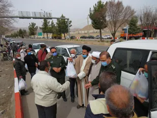 جشن پاسداران در روز پاسدار با اهدا بسته معیشتی به کارگران فصلی شاهرود