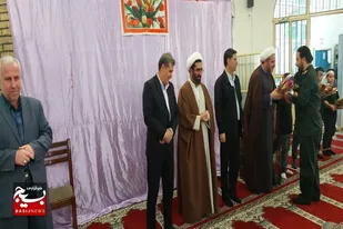 اهدای گل و تقدیر از نیروهای نظامی و انتظامی نهاوند به پاس قدردانی از عملیات وعده صادق
