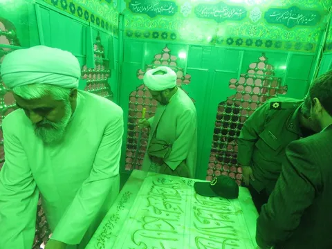 غبارروبی حرم مطهر امام زاده سید منصور (ع) شهرستان زرندیه