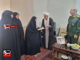 دیدار فرمانده سپاه میانه با مادر شهیدان برزگر