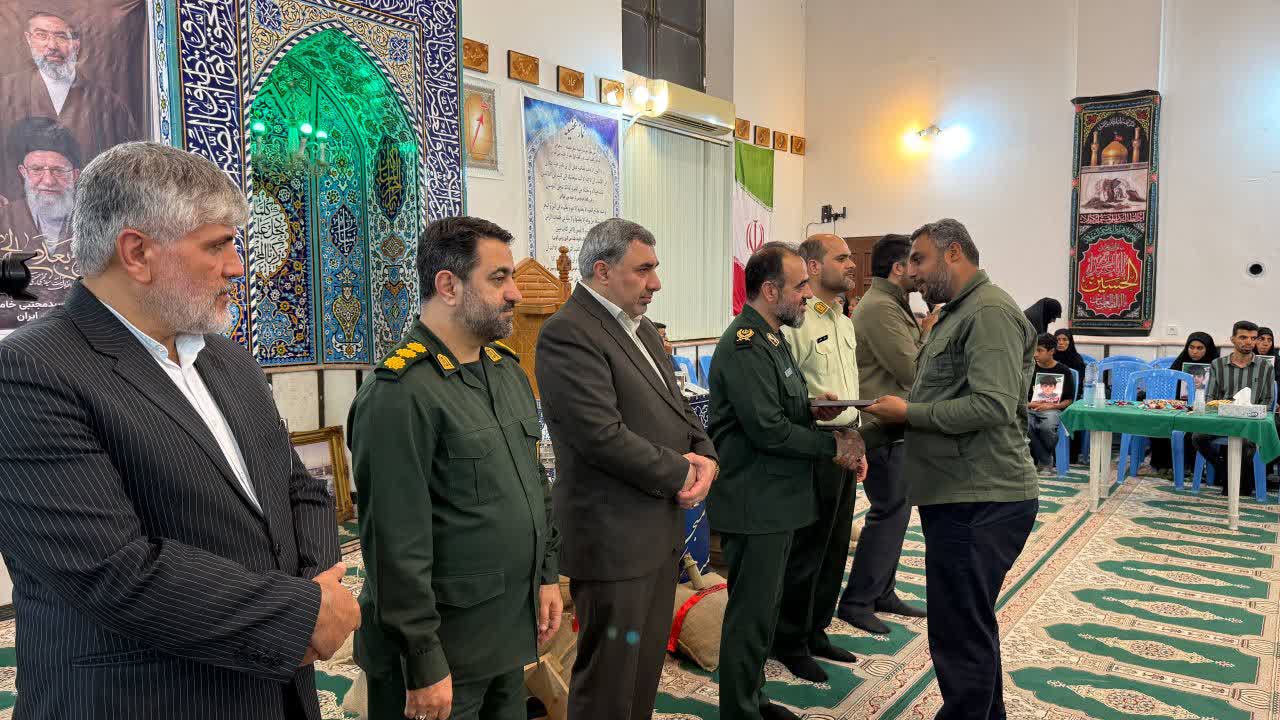 راه شهدا با ایستادگی و پاسداری از آرمانها ادامه دارد راه شهدا با ایستادگی و پاسداری از آرمانها ادامه دارد