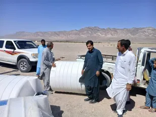 آبرسانی بسیج سازندگی به عشایر میرجاوه در هفته دفاع مقدس
