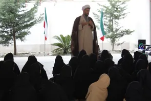 نشست تبیینی مسئول دفتر نمایندگی ولی فقیه در سپاه بندرگز در مدرسه دخترانه راه پرواز