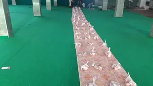تهیه و توزیع ۱۰۱ بسته گوشت گوسفند بین نیازمندان روستای ابرسج شاهرود+ تصاویر
