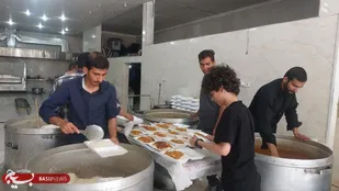 توزیع ۱۲۰۰ پرس غذای نذری به مناسبت دهه کرامت در دورود