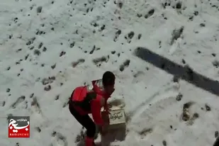 ارسال و توزیع ۱۲۰ تخته پتو و اقلام مصرفی مورد نیاز به روستای در محاصره برف جیدراز کامفیروز