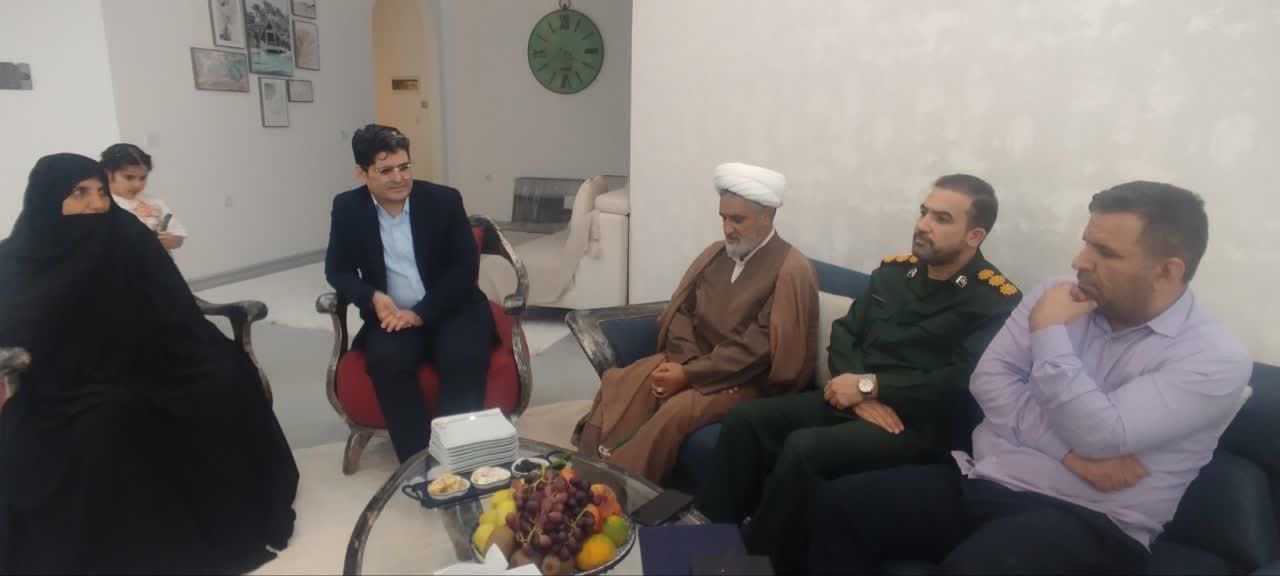 دیدار و تجلیل مسئول دفتر نمایندگی ولی فقیه در سپاه فتح از خانواده شهدا در یاسوج
