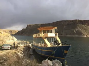 نخستین کشتی تفریحی سد گلابر در  به آب افتاد/ گامی تازه در مسیر توسعه گردشگری ایجرود