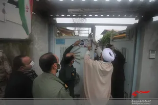 نصب پلاک افتخار بر سر درب منزل شهید