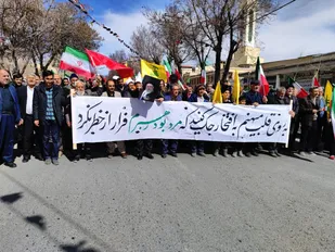 به روی قلب میهنم به افتخارحک کنید، که مرد بود رهبرم فرار از خطر نکرد