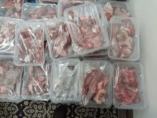 بسته بندی و پخش گوشت قربانی بین نیازمندان توسط بسیجیان میبدی