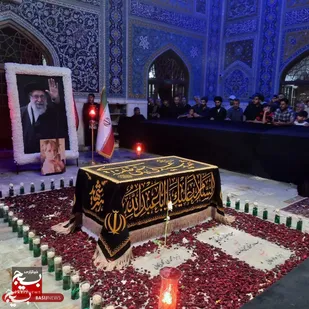 قاب ماندگار از مزار مطهر رهبر شهید انقلاب و شهدای خانواده ایشان در رواق دارالذکر حرم امام رضا (ع)
