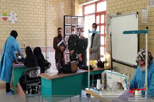 بازدید جانشین فرمانده سپاه و رئیس آموزش و پرورش اسدآباد از کارگاه تولید ماسک