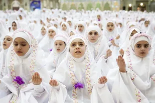 اهدا بسته های جشن تکلیف به ۱۳۰۰ دانش آموز دختر شاهرودی