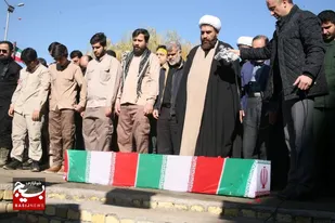تشییع پیکر مطهر ۸ شهید گمنام بر روی دست مردمان دیار مینودر