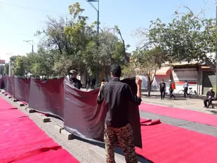 آماده سازی محل و اقامه نماز ظهر عاشورا توسط بسیجیان حوزه های شهید پرویز و شهید بابایی سپاه امام حسن(ع)  با حضور مسئولین لشگری و کشوری استان در خیابان سپه