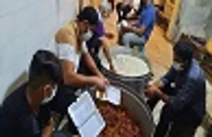 طبخ  و توزیع ۵۰۰۰ پرس غذا در بین خانواده&zwnj;های نیازمند زاهدانی