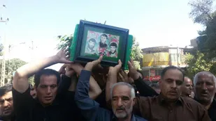 مراسم تشییع و خاکسپاری مادران شهیدان مومنی در ملایر برگزار شد