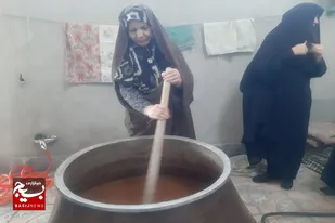 یک دیگ سمنو به همت بسیجیان سرخه پخته شد