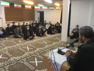 از مسئولان اجرایی استان درخواست داریم که در رفع موانع، همراه کارگران و کارفرمایان باشند