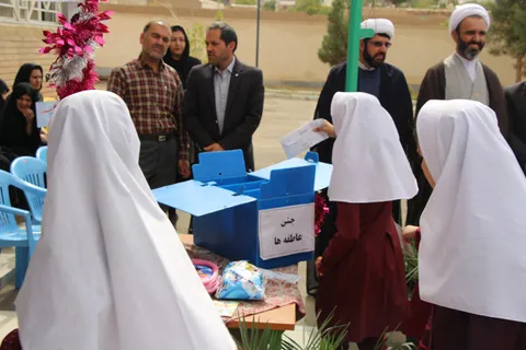 جشن عاطفه‌ها در دبستان اشرف السادات حسینی شهر نیم‌ور برگزار شد