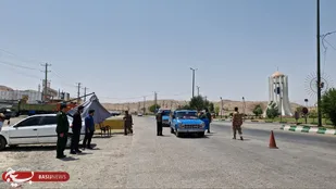 حضور شبانه&zwnj;روزی بسیجیان پلدختر در ایست و بازرسی&zwnj;ها؛ پاسداری از امنیت در دمای ۴۵ درجه+عکس