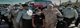 شهید مرزبان هرمزگانی بر دستان همرزمانش به روایت تصویر