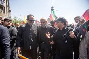 حضور وزیر تعاون، کار و رفاه اجتماعی و رئیس سازمان بسیج کارگران و کارخانجات کشور در مسیر تشییع پیکر مطهر رهبر شهید انقلاب اسلامی
